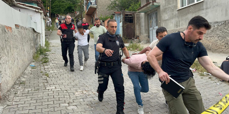 Afgan uyruklu iki aile arasında çocuk tartışması; 3 yaralı