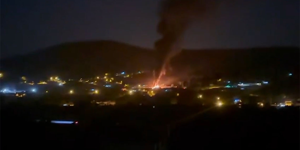 Bursa'da kimyasal madde deposunda çıkan yangın itfaiye ekiplerinin 2 saatlik müdahalesiyle söndürüldü. Kimyasal gazdan zehirlenen 1’i itfaiyeci 3 kişi tedaviye alınırken, AFAD ekipleri bölgede inceleme başlattı.