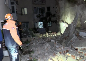 Fatih'te tarihi yapının bitişiğindeki istinat duvarı çöktü