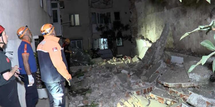 Fatih'te tarihi yapının bitişiğindeki istinat duvarı çöktü