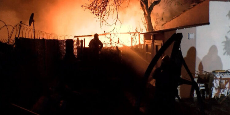 Boş arsadaki ahşap barakada yangın