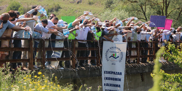 Çevre kirliliğine tepki için çaya temiz su döktüler