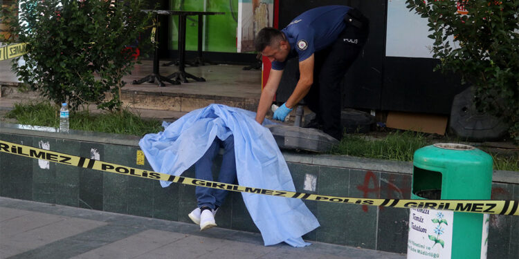 Antalya'da döner ustası kaldırımda ölü bulundu