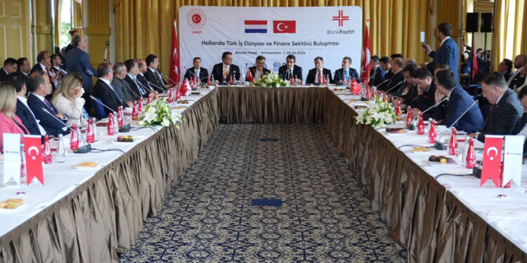 İş insanları Amsterdam'da bir araya geldi