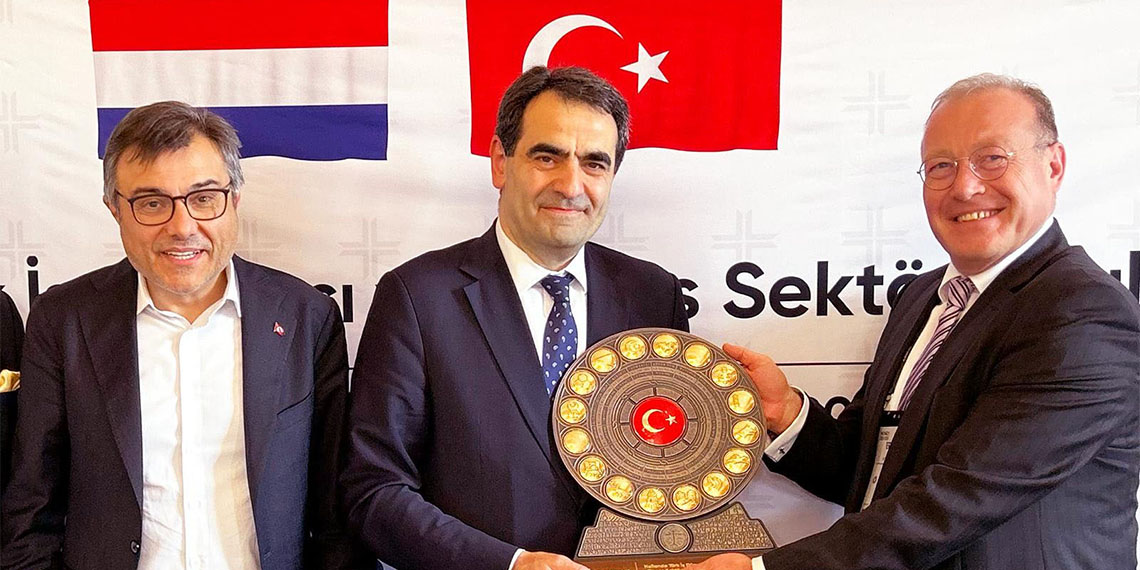 Türkiye Cumhuriyeti Lahey Büyükelçiliği ile Türkiye Ödeme ve Elektronik Para Kuruluşları Birliği’nin (TÖDEB) iş birliği ve BankPozitif’in destekleriyle Türkiye’de ve Hollanda’da faaliyet gösteren iş insanları Amsterdam'da bir araya geldi. Buluşmada iki ülke arasındaki iş ve yatırım fırsatları masaya yatırıldı.