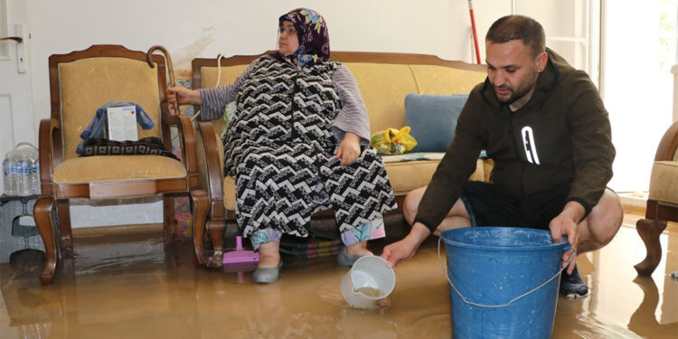 Su altında kalan evlerde temizlik çalışması yapıldı