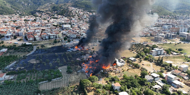 Kemalpaşa'da palet ve seramik deposunda yangın