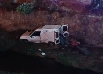 Kırıkkale'de hafif ticari araç KGYS trafosuna çarptı, dereye düştü