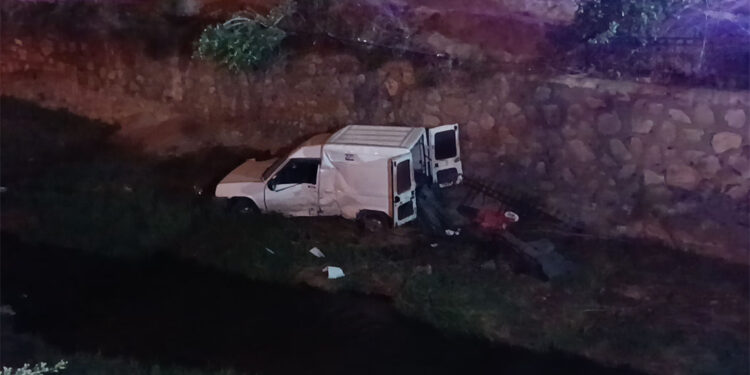 Kırıkkale'de hafif ticari araç KGYS trafosuna çarptı, dereye düştü