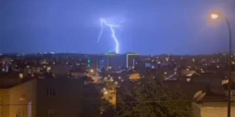 Mardin'de şimşek ve yıldırımlar geceyi aydınlattı