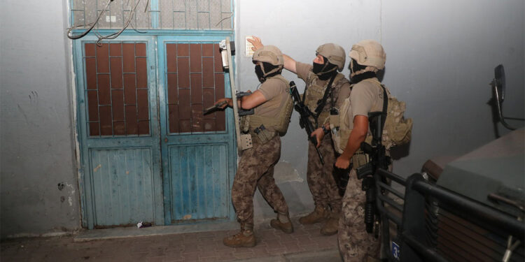 Mersin'de terör örgütü operasyonu; 6 tutuklama