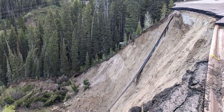 ABD'de toprak kaymasında yol çöktü