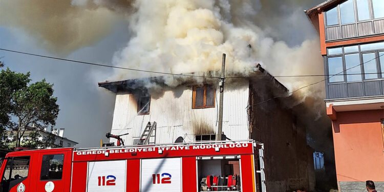 Gerede'de çıkan yangında ahşap ev kül oldu