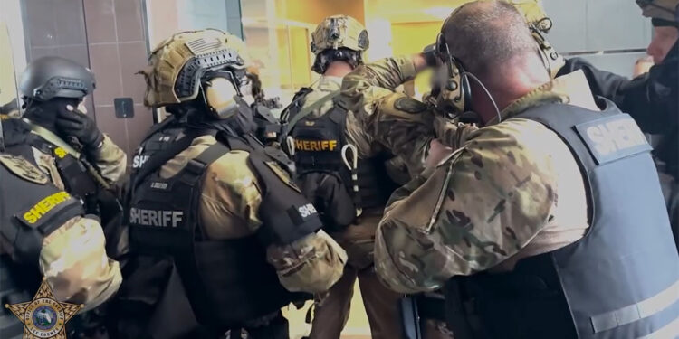 Keskin nişancının soyguncuyu vurduğu anların görüntüleri paylaşıldı