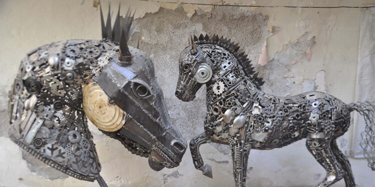 Hurdalardan yaptığı heykeli Athena ile sergiye katıldı