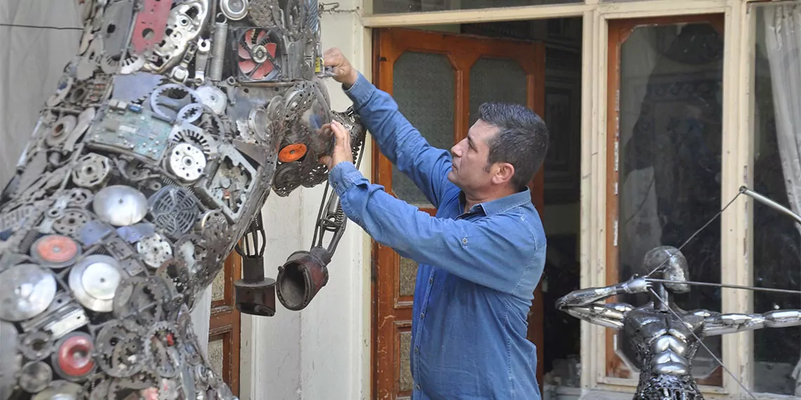 Metal heykel sanatçısı ve mozaik ustası mervan altınorak, hurdalardan yaptığı heykeli athena ile bakü'de sergiye katıldı.