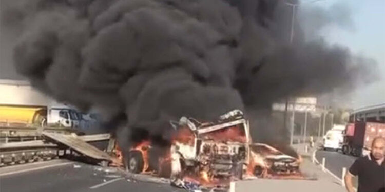 İzmir'de zincirleme trafik kazasında araçlar yandı