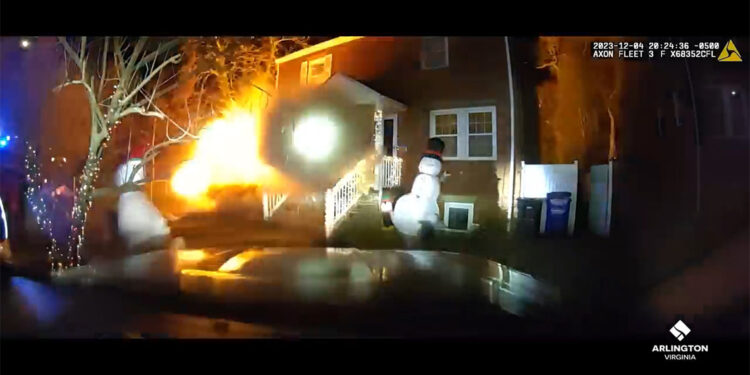 ABD'de evin patlama anı kameraya yansıdı