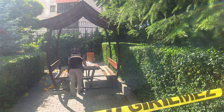 Boşanma aşamasındaki eşini ve kızını öldürüp intihara kalkıştı