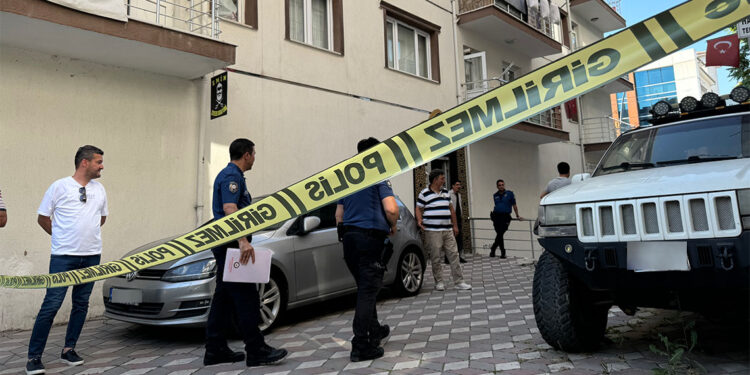Evinde sırtından bıçaklanarak öldürülmüş