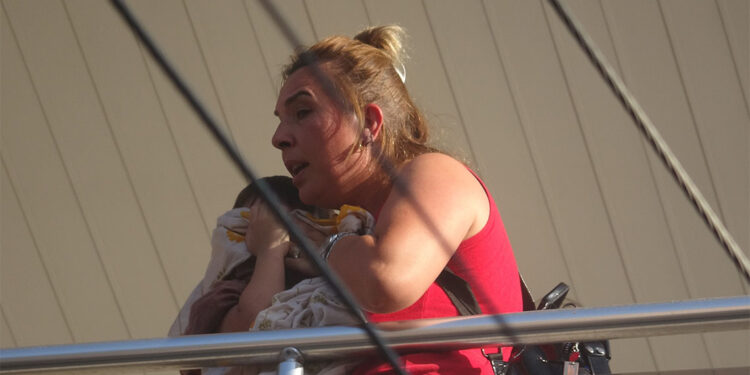 Yangında mahsur kalan anne ile oğlu kurtarıldı