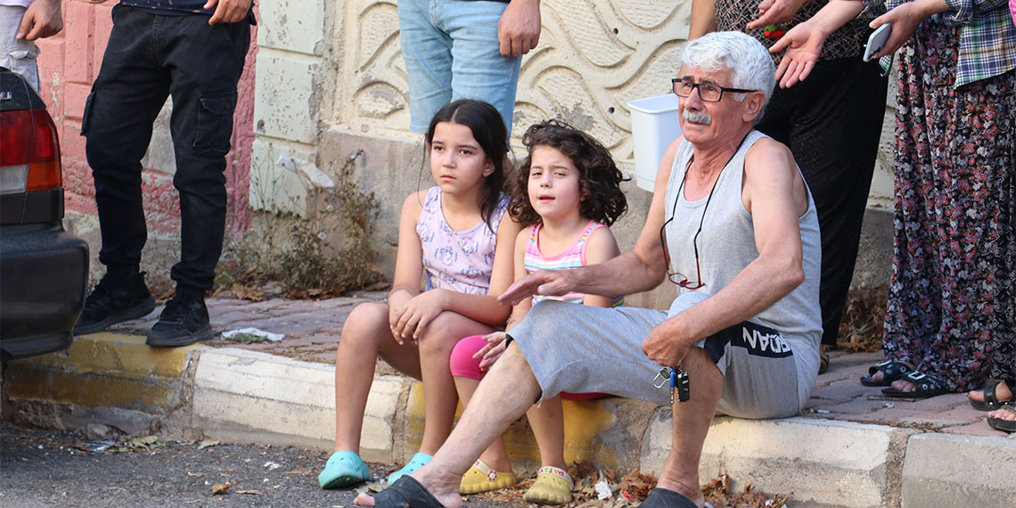 Antalya'da 3 katlı apartmanın giriş katında çıkan yangında mahsur kalan anne ile oğlu itfaiye ekiplerinin yarım saatlik çalışmasıyla kurtarıldı.