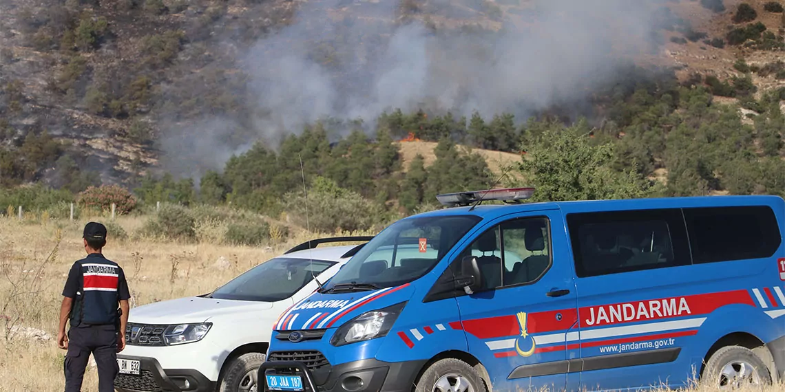 Denizli’nin pamukkale ilçesinde, bir arı yetiştiricisi arıları uzaklaştırmak için tütsü yaktı, çıkan yangın ormana sıçradı.