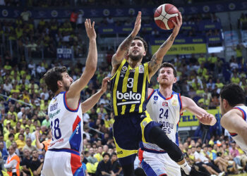 Anadolu Efes Fenerbahçe Beko'yu 82-81 mağlup etti