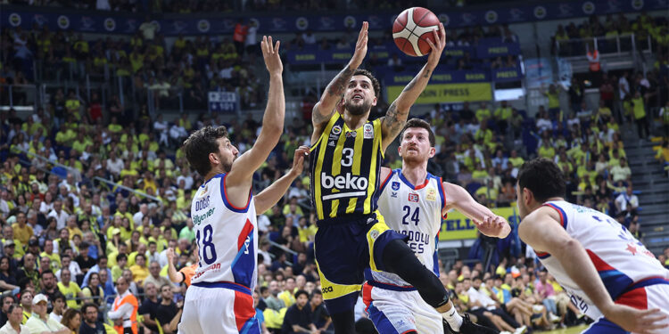Anadolu Efes Fenerbahçe Beko'yu 82-81 mağlup etti