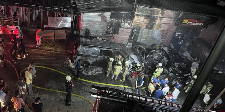 Esenyurt'ta kundaklama; 8 araç ve iş yeri alev alev yandı