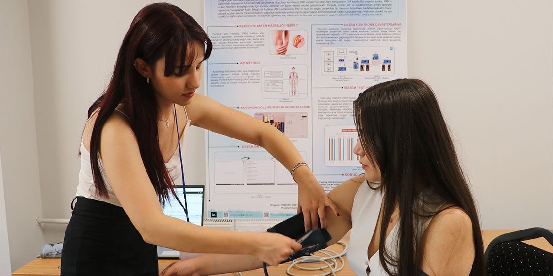 Ankara'da Başkent Üniversitesi öğrencileri Merve Nur Aklan ve Zelal Önay, damar tıkanıklığı hastalığının ön teşhisini gerçekleştiren cihaz geliştirdi.
