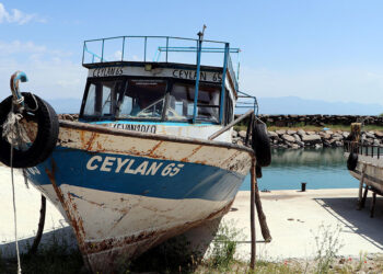 Balıkçılar yıpranan teknelerinin bakım ve onarımlarını yapıyor