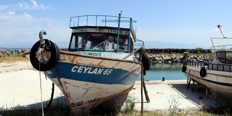 Balıkçılar yıpranan teknelerinin bakım ve onarımlarını yapıyor