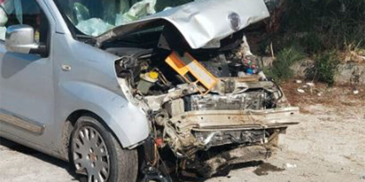 Kastamonu'da hafif ticari araç traktöre çarptı