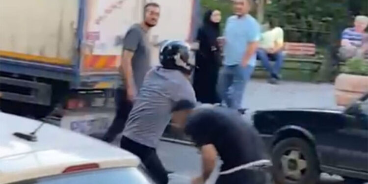 Sultangazi'de vatandaşlar kargaların saldırısına uğradı