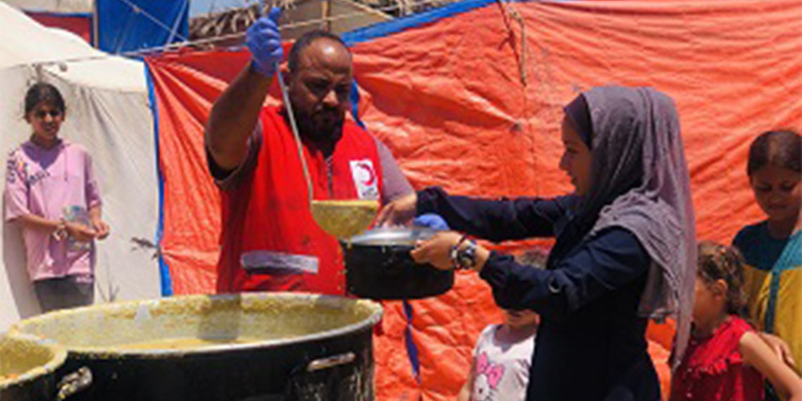 Türk Kızılay, sekiz aydır devam eden çatışmalar nedeniyle akut açlık sınırlarına yaklaşan Gazze'deki aşevinin kapasitesini artırarak günlük 15 bin kişiye çıkardı.