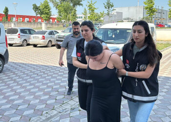 Genç kızlara şiddet uygulayan kadın tutuklandı