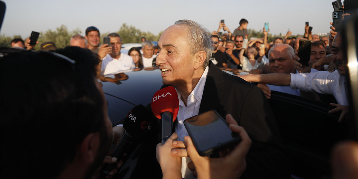 Teleferik kazası nedeniyle tutuklanan Kepez Belediye Başkanı Mesut Kocagöz cezaevinden çıktı beyaz güvercin uçurdu.