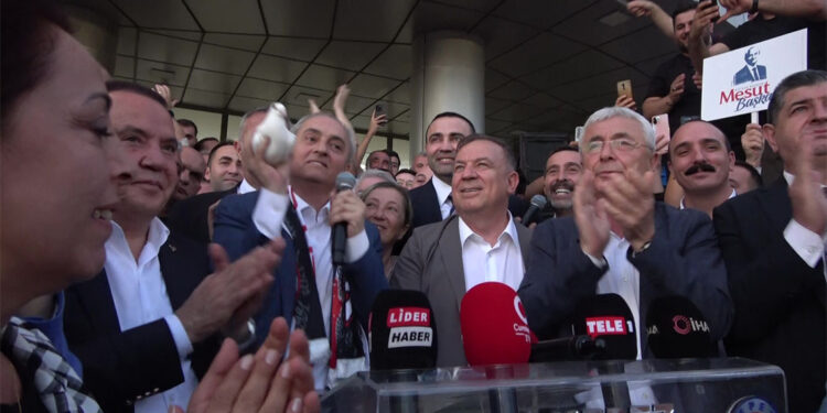 Mesut Kocagöz cezaevinden çıktı beyaz güvercin uçurdu