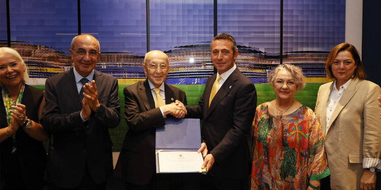 Ali Koç ve yönetim kurulu üyeleri mazbatalarını aldı