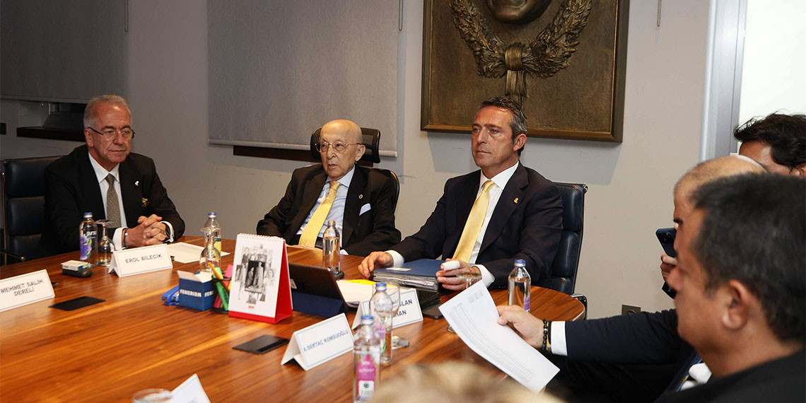 Fenerbahçe Spor Kulübü'nün Seçimli Olağan Genel Kurulu'nda 16 bin 464 oy alarak üst üste üçüncü kez başkan seçilen Ali Koç ve yönetim kurulu üyeleri mazbatalarını aldı.