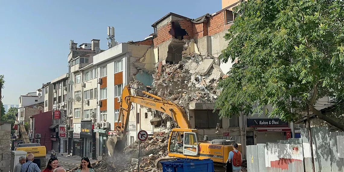 Üsküdar'da bayram öncesi evsiz bırakan yıkım; yıkımın şokunu yaşayan bina sakinleri tahliye edilirken, bina mühürlendi.