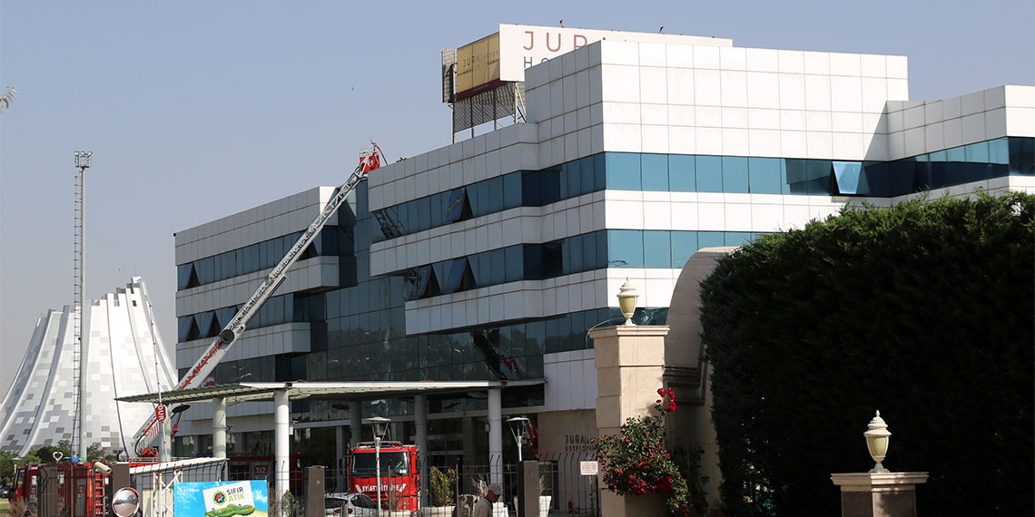 Afyonkarahisar'da 5 yıldızlı termal otelelin çatısında, sabaha karşı çıkan yangın, itfaiyenin 4 saat süren müdahalesiyle söndürüldü.