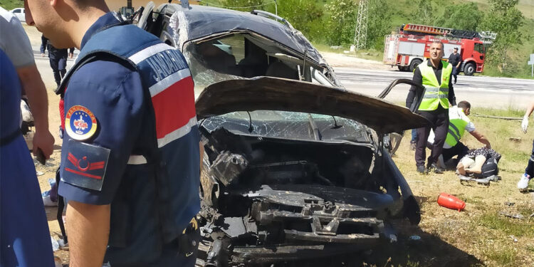 Sivas'ta hafif ticari araç şarampole devrildi; 1 ölü 5 yaralı