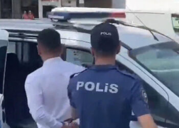 Kadıköy'de ambulansın önünü motosikletle kesen 2 şüpheli