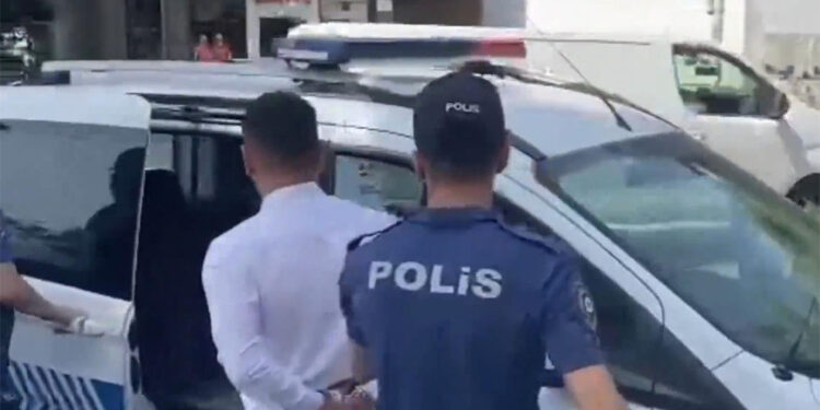 Kadıköy'de ambulansın önünü motosikletle kesen 2 şüpheli