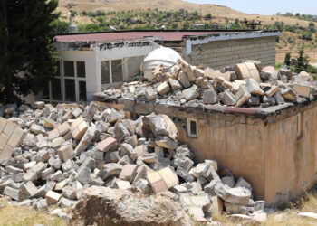 Mardin'de kuvvetli rüzgar; caminin minaresi yıkıldı