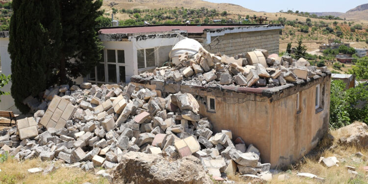 Mardin'de kuvvetli rüzgar; caminin minaresi yıkıldı