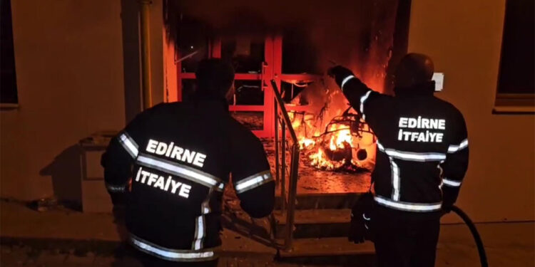 Motosiklette çıkan yangın binaya sıçradı