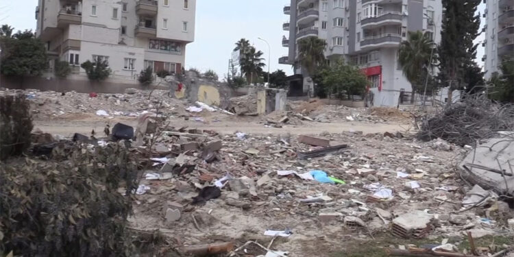 Depremde yıkılan binayı 'Raylı sistem depreme dayanıklı' diye satmışlar